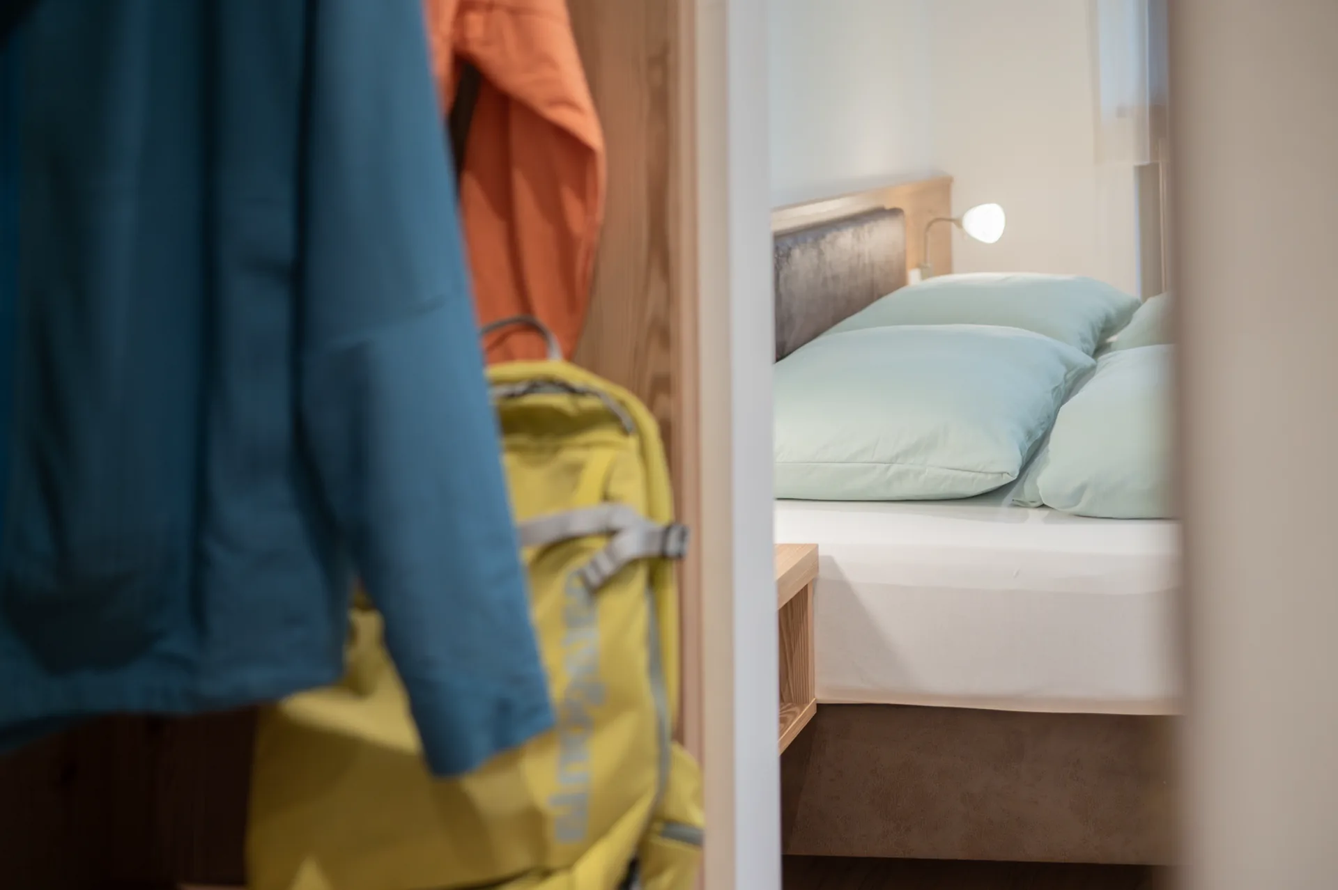 Schlafzimmer und Garderobe im Apartment Talblick