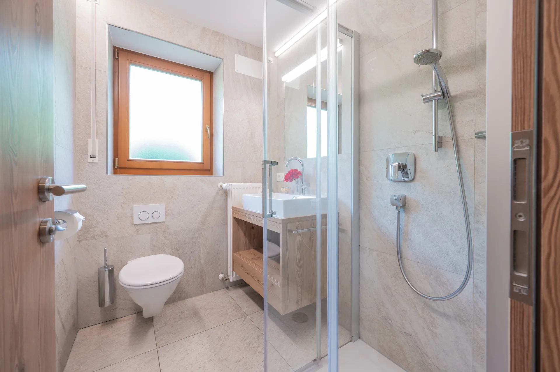 Badezimmer mit Dusche im Apartment Bergblick