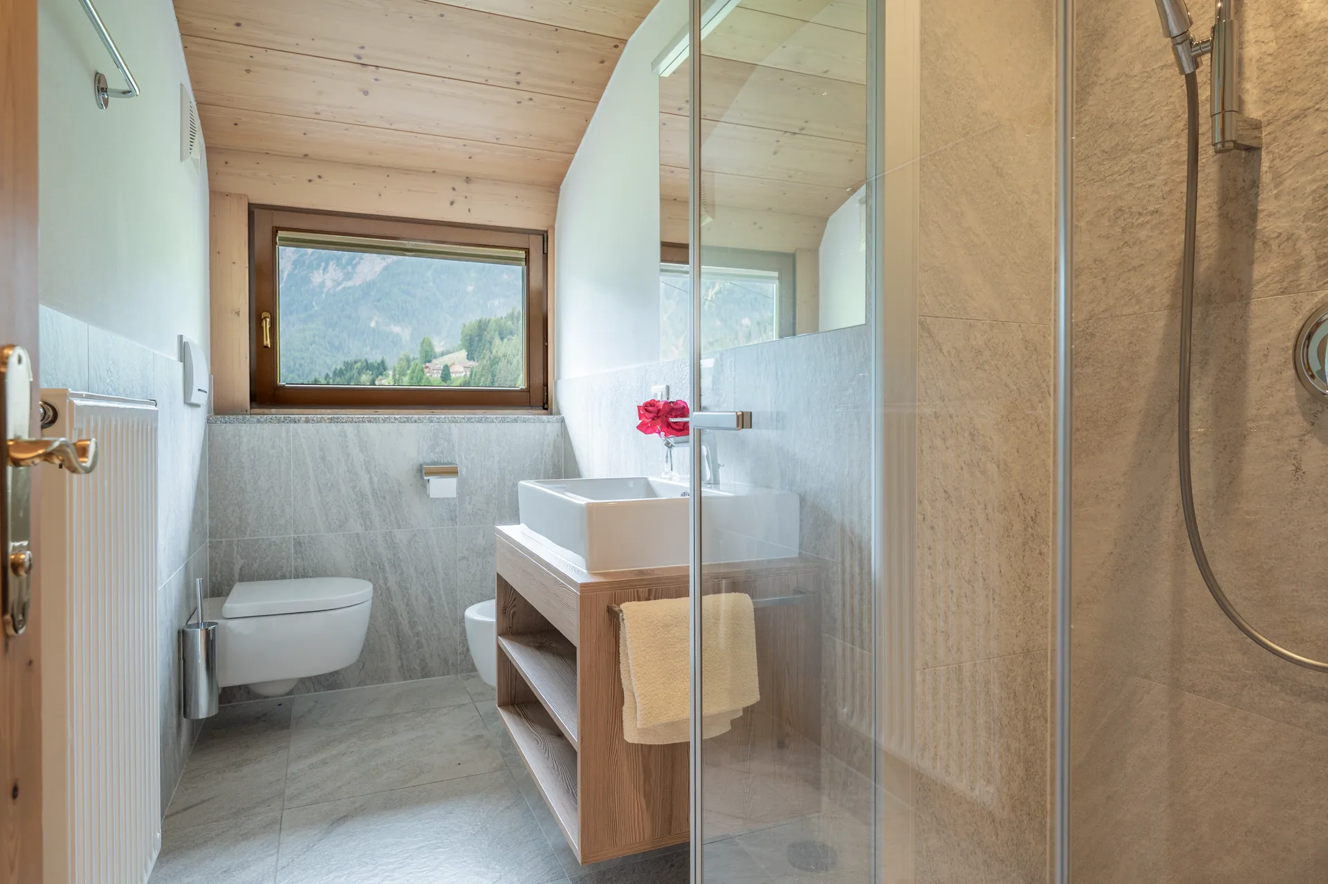 Badezimmer mit Dusche im Apartment Weitblick