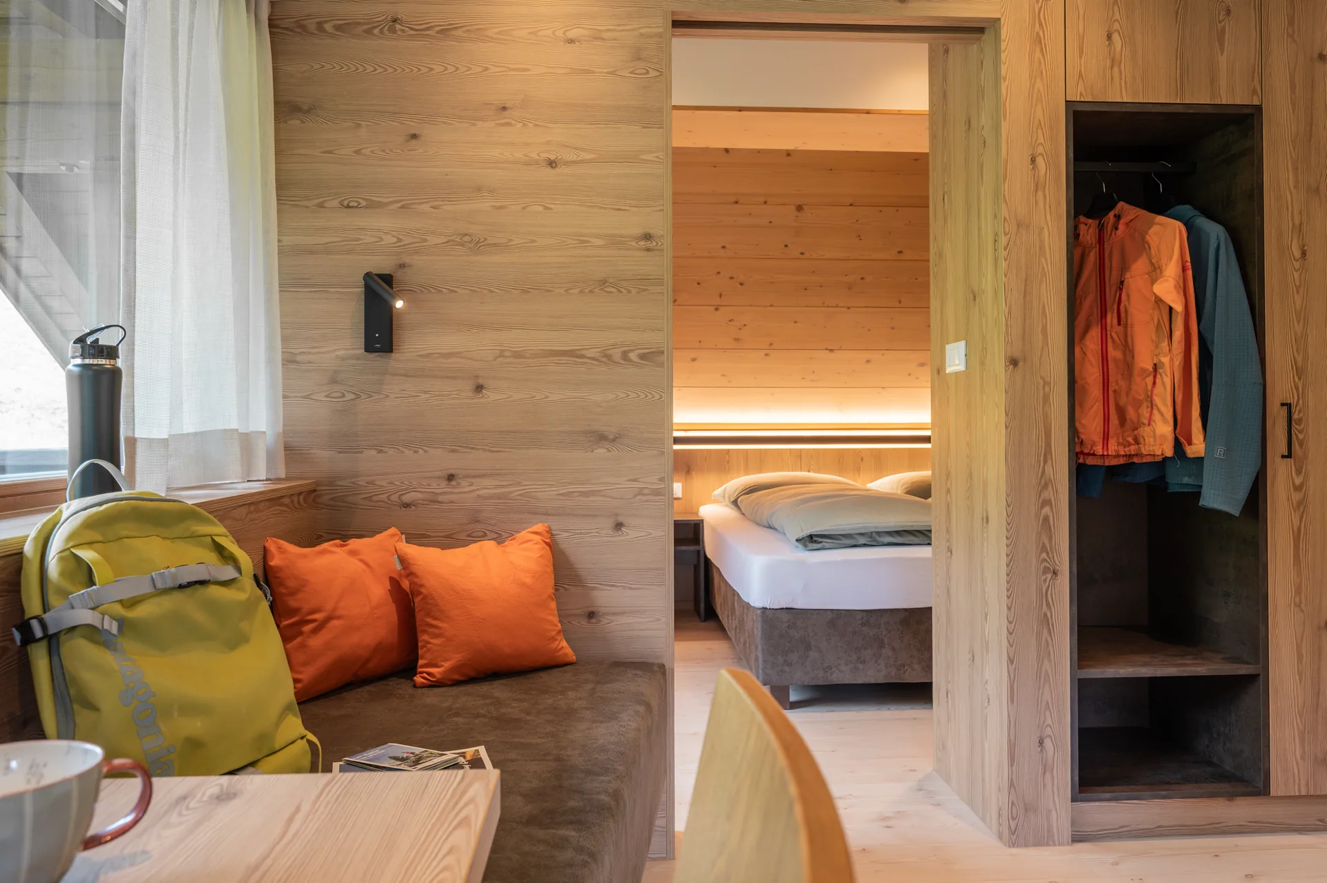 Wohnbereich mit Blick ins Schlafzimmer im Apartment Weitblick