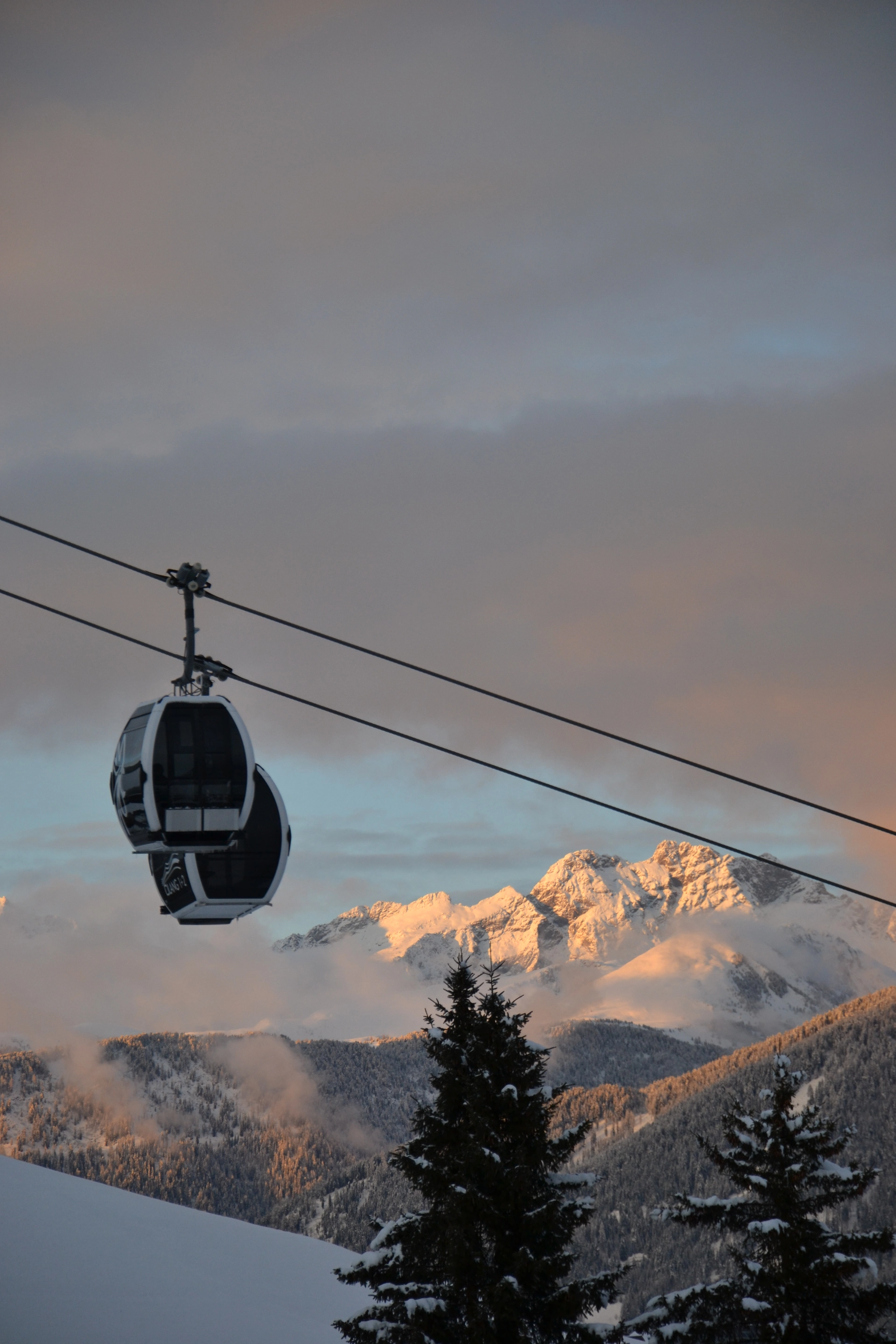 Gondelbahn vor dem winterlichen Dolomitenpanorama